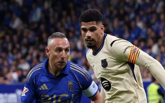 西甲40岁传奇依然踢球：花白头发获3万人致敬，巴萨队员送拥抱